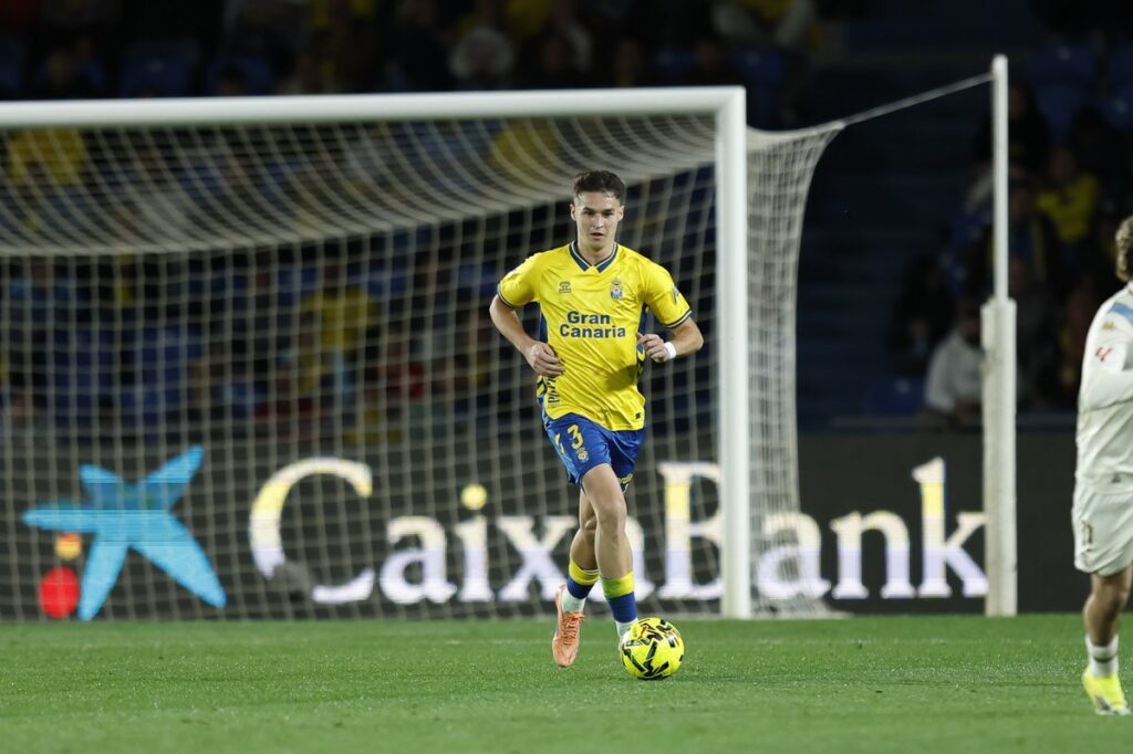 El conjunto grancanario se medirá este domingo al Racing de Santander, equipo más goleador de la categoría y que recientemente ha perdido a Jeremy Arévalo, autor de ocho goles. En la ida salió bien y la intención de la Unión Deportiva Las Palmas es repetir en la vuelta. El conjunto grancanario vuelve a enfrentarse este