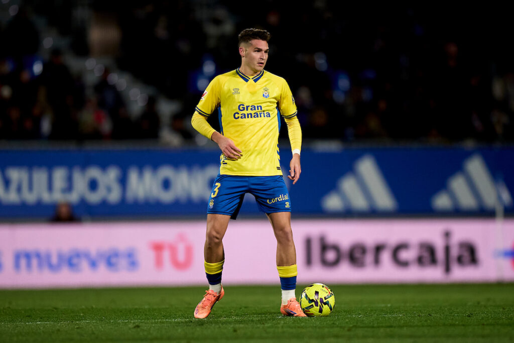 El lateral izquierdo malagueño será probablemente quien ocupe la baja de Enrique Clemente, ausente contra el Deportivo por sanción. Luis García también podría recurrir a Mika Mármol y dar entrada a Álex Suárez. Tras dos partidos consecutivos repitiendo la misma alineación y sin grandes sobresaltos inesperados en la enfermería de la Unión Deportiva Las Palmas,