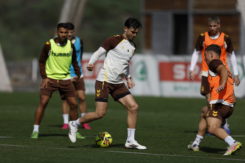 El mediocentro colombiano de la Unión Deportiva Las Palmas se quedó fuera de la convocatoria por unas molestias físicas. Sandro Ramírez sigue su particular pretemporada. Cinco jugadores de la primera plantilla de la Unión Deportiva Las Palmas se quedaron fuera de la convocatoria por diferentes motivos: Nicolás Benedetti, Jeremía Recoba, Viti Rozada, Sandro Ramírez y