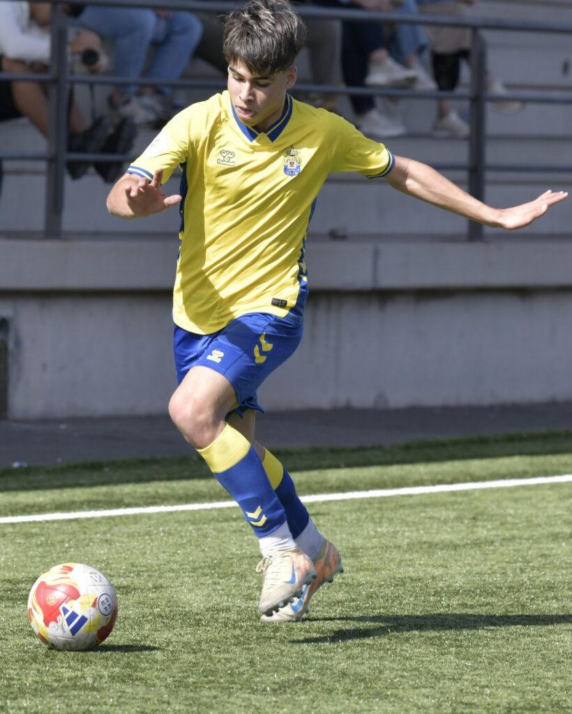 Rafa Cruz y Jorge Cruz empiezan a dejar su huella en el principal equipo juvenil de la Unión Deportiva Las Palmas. Jorge Cruz, máximo goleador del Juvenil C, debutó el pasado sábado con el primer juvenil, donde destaca Rafa Cruz desde enero. Gemelos camino del primer camino de la Unión Deportiva Las Palmas. Una historia