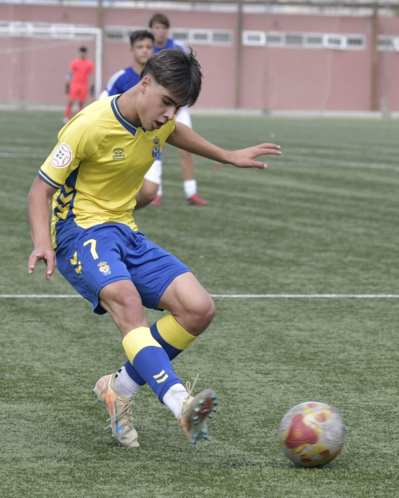 El extremo de primer año juvenil se estrenó en una convocatoria con el primer equipo de la Unión Deportiva Las Palmas y amenaza con debutar antes de que acabe la temporada. El aficionado de la Unión Deportiva Las Palmas ya tiene una nueva perla de la cantera del representativo en su radar. Siendo primer año