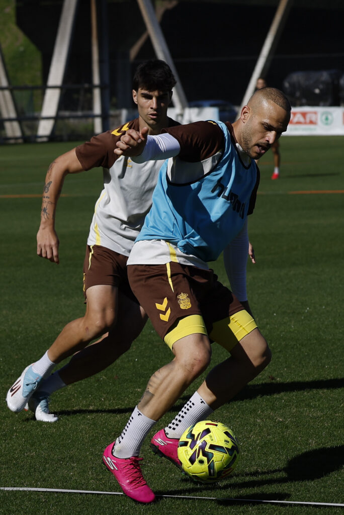 El central valenciano entrenó este martes con el primer equipo y cabe recordar que ya debutó con el primer equipo y como titular en el partido de la Copa del Rey contra el Extremadura. Las sanciones en el centro de la defensa dejan a la Unión Deportiva Las Palmas con falta de efectivos en el