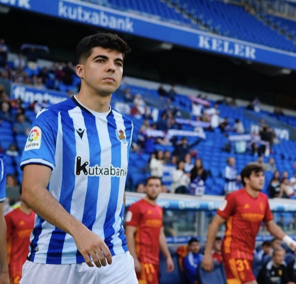 El actual lateral izquierdo de la Unión Deportiva Las Palmas estuvo cedido en la Real Sociedad B en la segunda parte de la temporada 2021-2022 antes de fichar por el representativo. La Unión Deportiva Las Palmas jugará este viernes en Zubieta y para un integrante del representativo no será unas instalaciones totalmente desconocidas. Enrique Clemente,