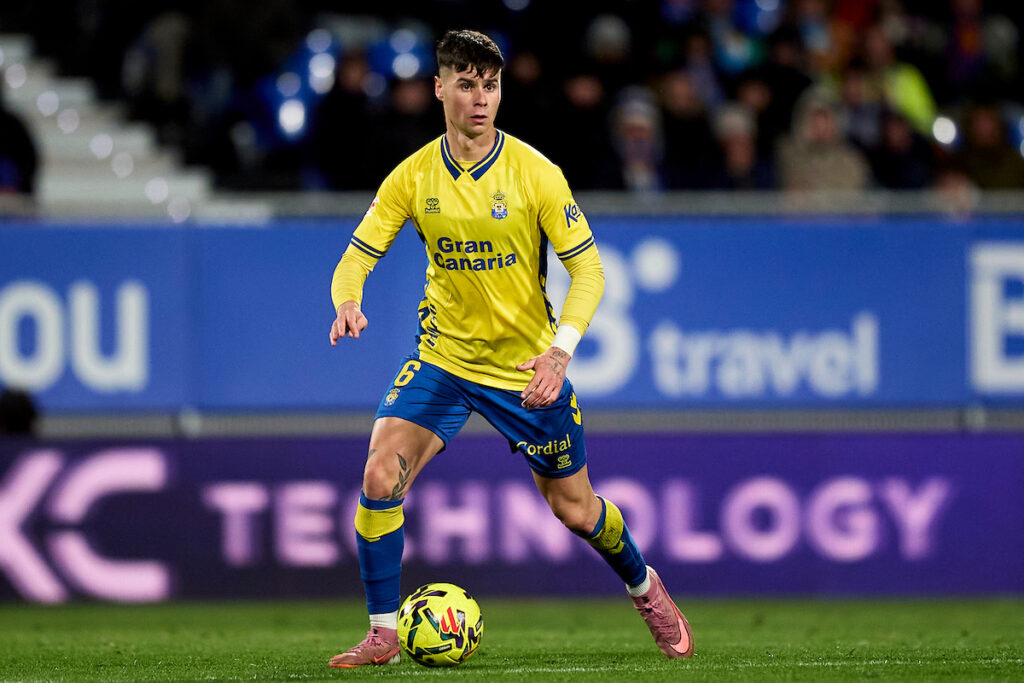 Solo cuatro de los once fichajes realizados por la Unión Deportiva Las Palmas en el verano de 2025 son actualmente importantes en el conjunto grancanario. Tres de ellos ya ni siquiera están en Gran Canaria. Once fichajes realizó la Unión Deportiva Las Palmas durante el pasado mercado de verano. Terminado el mercado de invierno, echando