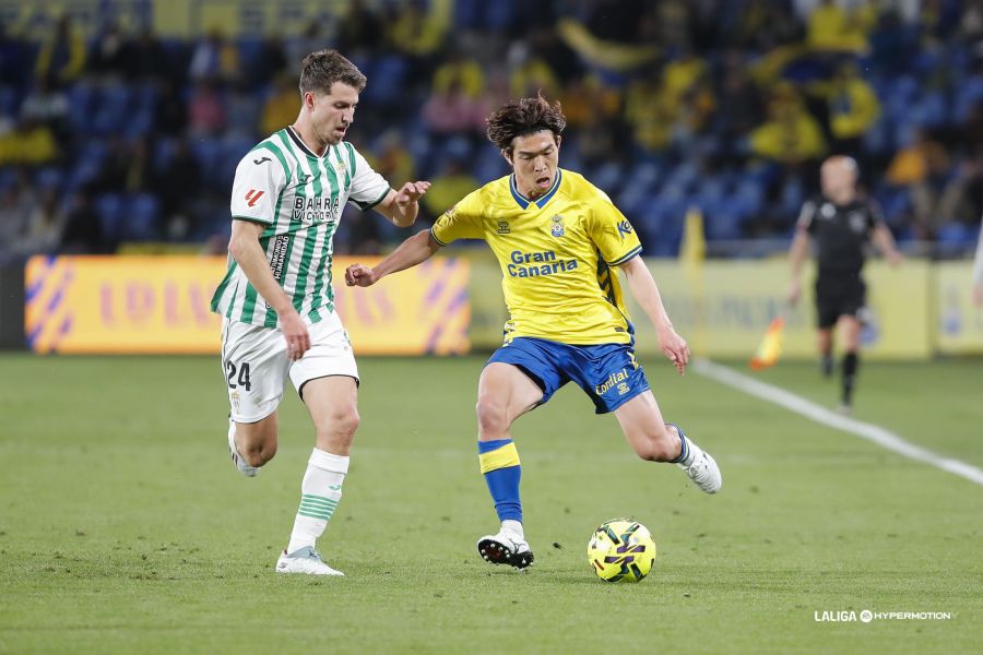 Dos errores significativos en los primeros quince minutos del partido pusieron cuesta arriba el encuentro. Con dos goles en contra, Las Palmas comenzó a ponerse nerviosa y a precipitarse. Ale García marcó el gol de los amarillos, que suman dos derrotas consecutivas por primera vez en la temporada. Dinko Horkaš detuvo un penalti en los