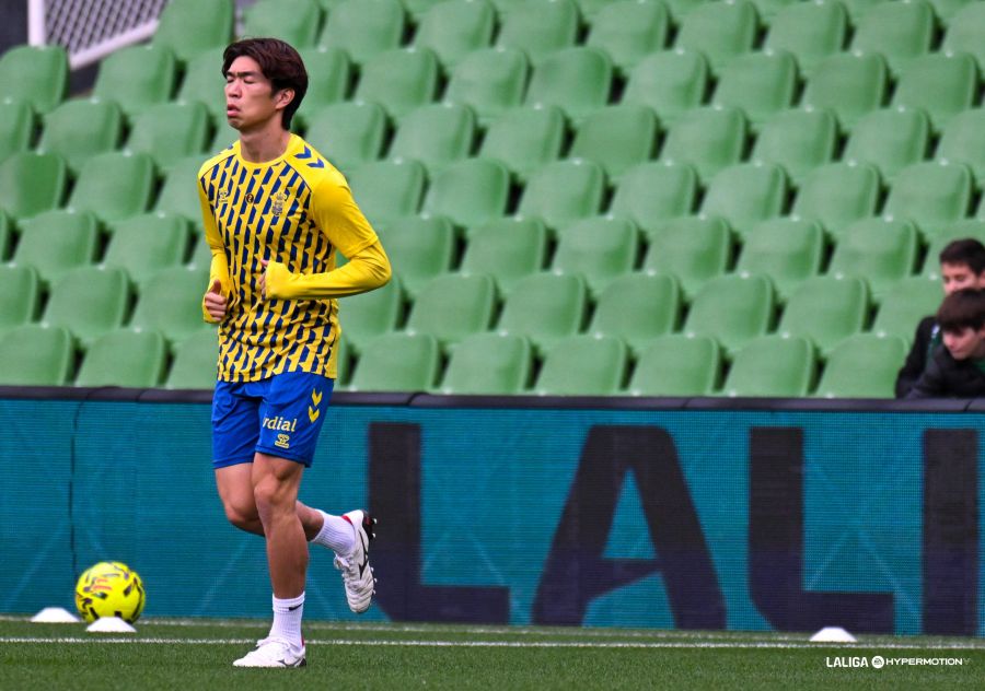 El jugador japonés estuvo presente en El Sardinero y se ejercitó en solitario antes del partido previamente a que salieran el resto de sus compañeros. Taisei Miyashiro ya fue aplaudido por su afición. El millar de aficionados de la Unión Deportiva Las Palmas que estuvieron en Cantabria pudieron ver de primera mano los primeros pasos