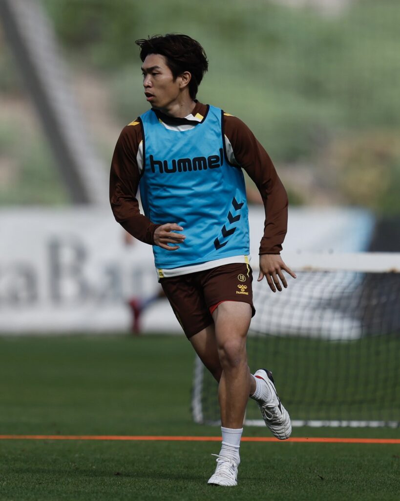 Taisei Miyashiro entrenamiento0 | udlaspalmas.NET El atacante japonés de la Unión Deportiva Las Palmas ya ha sido inscrito en LaLiga y estará disponible para medirse al Córdoba. El último fichaje amarillo lucirá el dorsal 18 de Edward Cedeño. Luis García ya podrá contar con todos los fichajes para el partido de este sábado, a las 17:30 horas en el Estadio