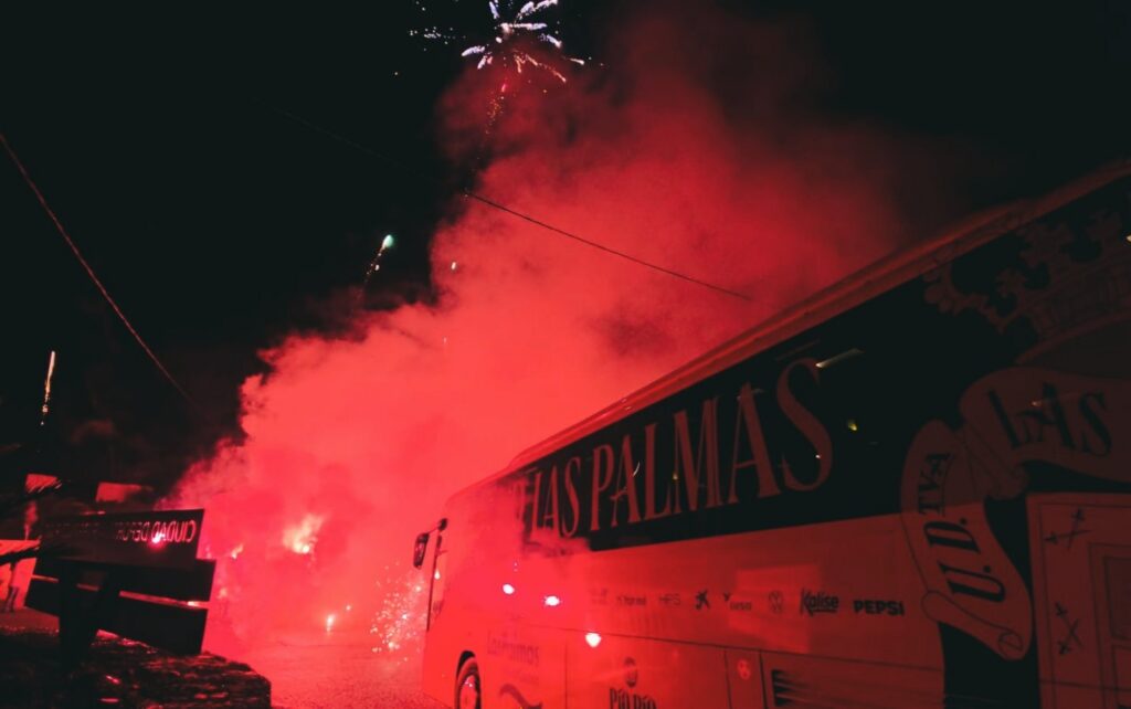 Un gran grupo de aficionados amarillos de Ultra Naciente acudieron en la mañana de este sábado a despedir a los jugadores rumbo al aeropuerto de Gran Canaria para coger un vuelo a Asturias. No es una final, pero es un partido con aromas de Primera División y que aún estando en enero, se antoja fundamental