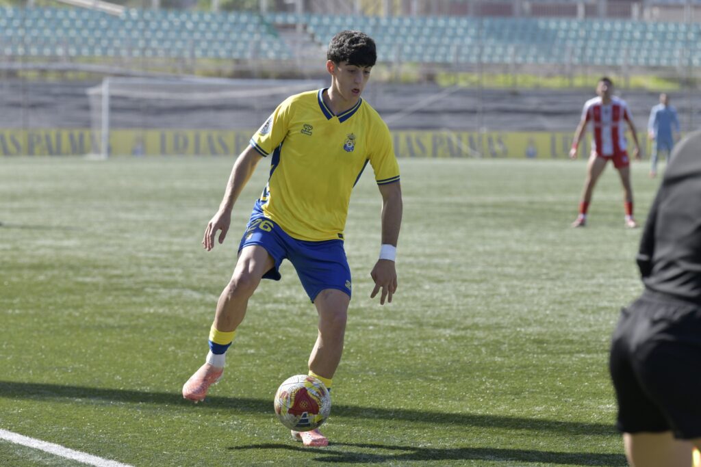 Liderados por Iván Medina, autor de una asistencia espectacular y un golazo, Las Palmas Atlético completó una remontada de las que se quedan en la memoria tras ir perdiendo por dos goles antes del primer cuarto de hora. Johan Guedes empató el partido desde los once metros y el filial suma su tercera victoria en