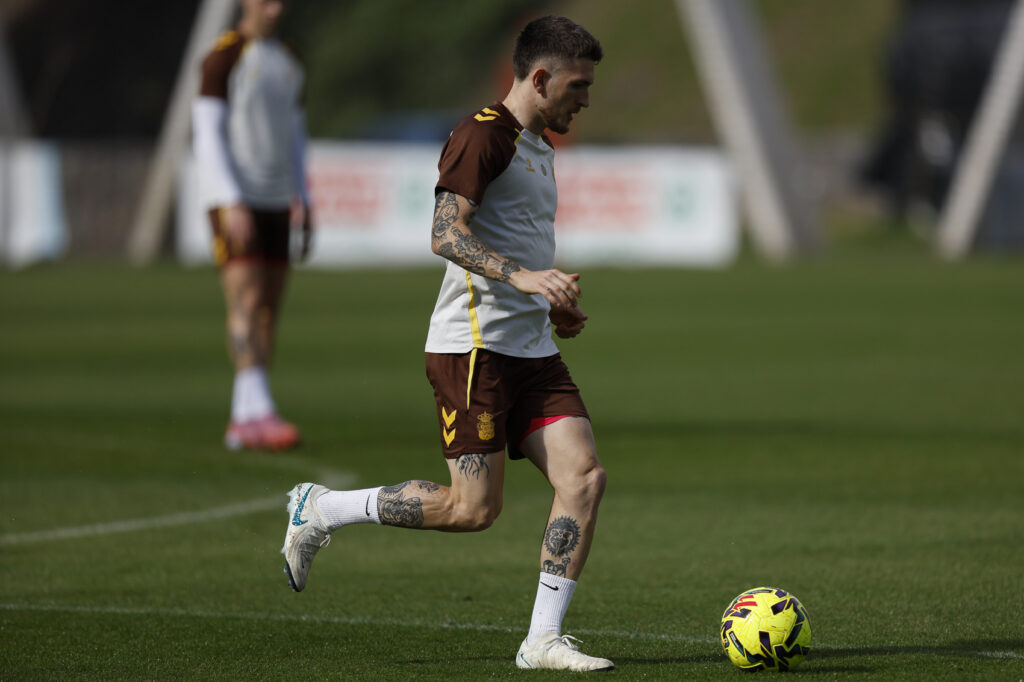 El lateral derecho asturiano de la Unión Deportiva Las Palmas estará alrededor de un mes fuera de los terrenos de juego tras romperse en el partido de este domingo contra el Racing de Santander. Importante contratiempo para la Unión Deportiva Las Palmas. Las pruebas médicas realizadas a Viti Rozada han detectado una rotura fibrilar en