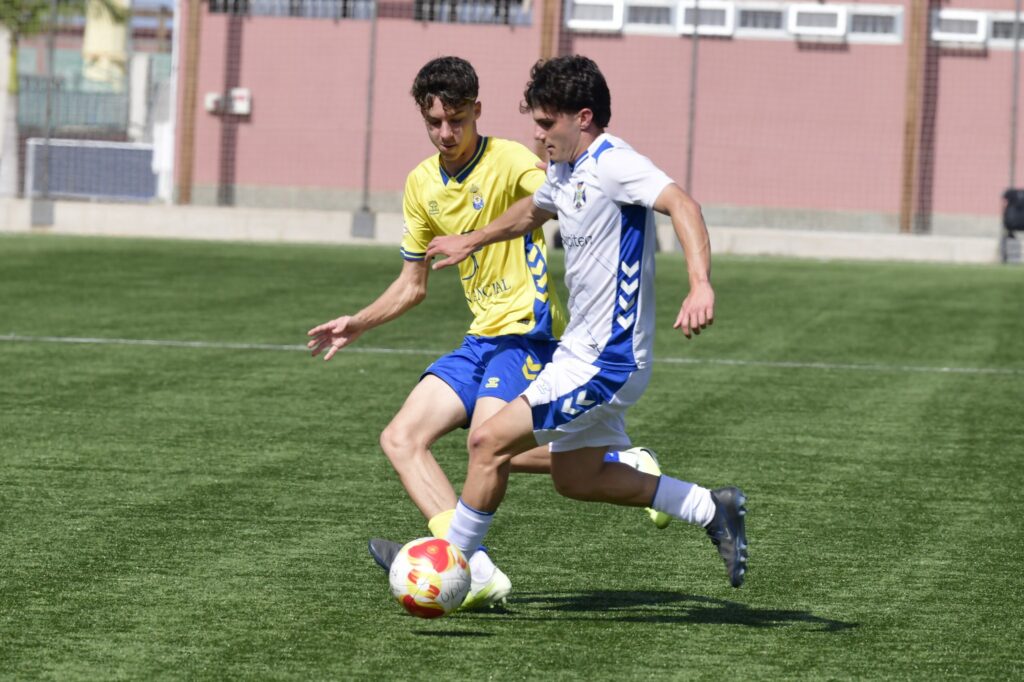 El conjunto grancanario no realizó su partido más brillante pero fue capaz de volver a ganar al Tenerife y aumentar a cuatro puntos más golaverage la diferencia respecto al conjunto blanquiazul. Adriel Monzón adelantó a los amarillos en la primera parte y Enaitz Hernández dio la victoria en el descuento. Un único cambio realizó Héctor