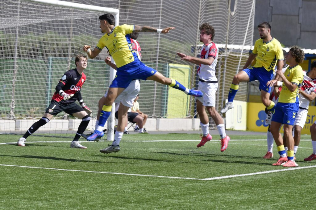 Las Palmas Atlético fue superior y acabó por reflejar en el marcador lo ocurrido en el Anexo al Estadio de Gran Canaria, donde la vela chica tuvo opciones de superar al Rayo Vallecano mucho antes pero todo permaneció igualado hasta otra obra de arte de Iván Medina. Kirian Ramírez sentenció el partido en el último