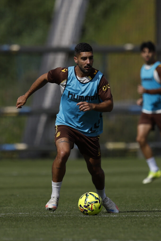Álex Suárez entrenamiento0 | udlaspalmas.NET El '22' de la Unión Deportiva Las Palmas no estará disponible para el partido de este domingo pero Luis García espera poder contar con él para el partido contra el Ceuta de la próxima jornada. Ale García será baja por tercera jornada consecutiva. El delantero de Sardina del Sur, que sigue siendo el máximo goleador