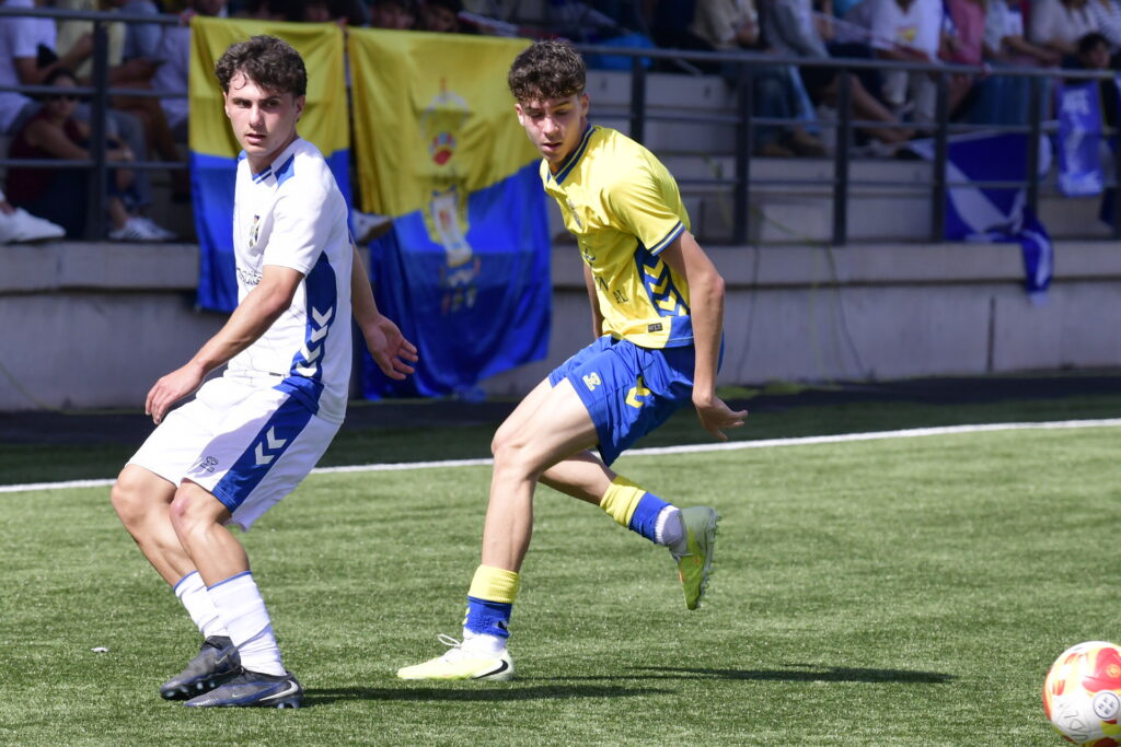 El conjunto grancanario no realizó su partido más brillante pero fue capaz de volver a ganar al Tenerife y aumentar a cuatro puntos más golaverage la diferencia respecto al conjunto blanquiazul. Adriel Monzón adelantó a los amarillos en la primera parte y Enaitz Hernández dio la victoria en el descuento. Un único cambio realizó Héctor