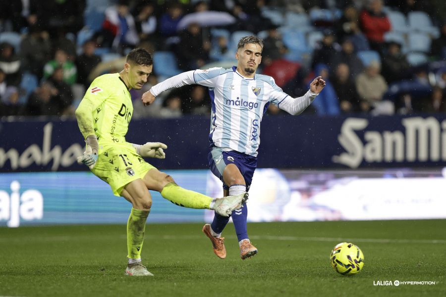 La Unión Deportiva Las Palmas y el Burgos Club de Fútbol son los dos equipos menos goleados de la categoría de plata del fútbol español y se medirán este sábado en el Estadio de Gran Canaria. Cuatro goles en cinco enfrentamientos oficiales entre la Unión Deportiva Las Palmas y el Burgos invitan a presagiar que