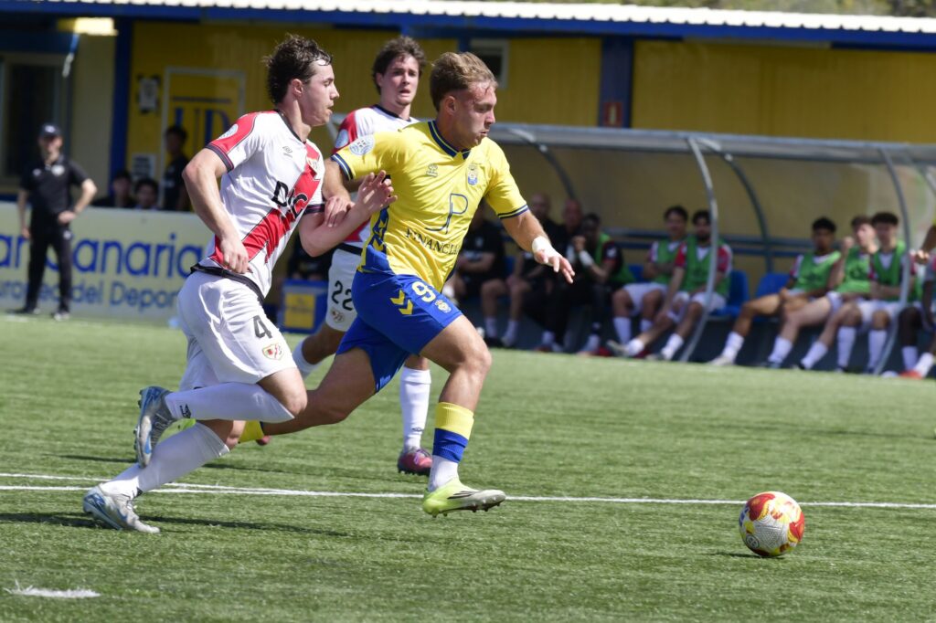 Las Palmas Atlético fue superior y acabó por reflejar en el marcador lo ocurrido en el Anexo al Estadio de Gran Canaria, donde la vela chica tuvo opciones de superar al Rayo Vallecano mucho antes pero todo permaneció igualado hasta otra obra de arte de Iván Medina. Kirian Ramírez sentenció el partido en el último