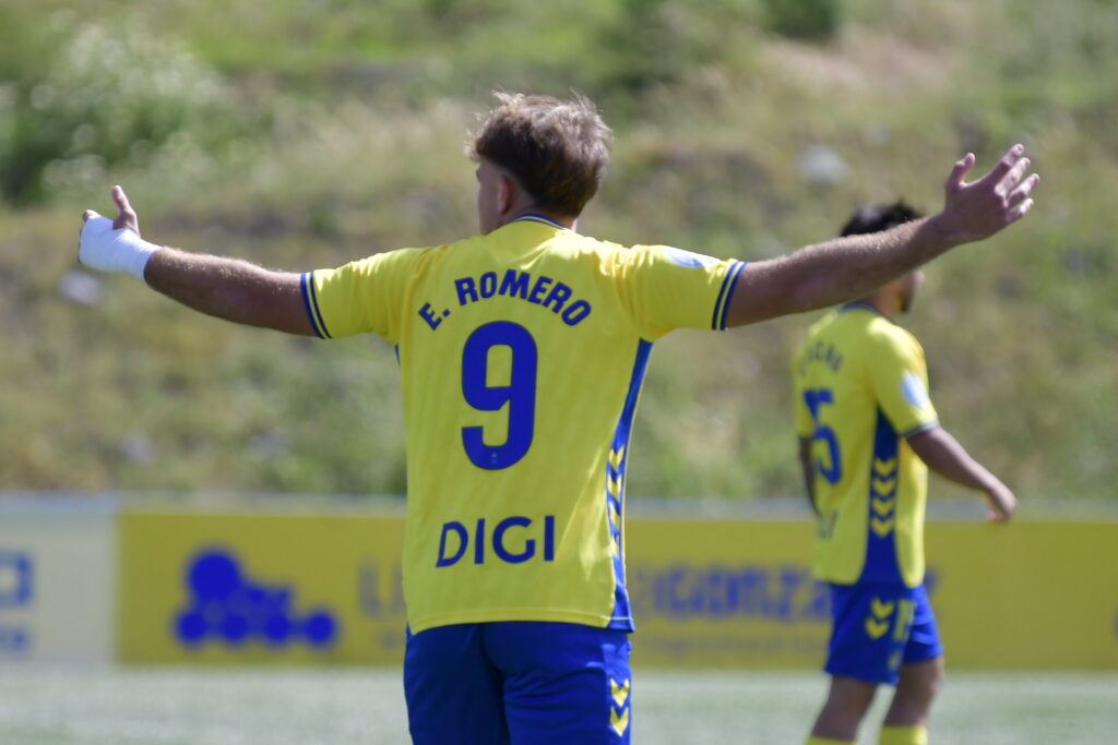 El filial de la Unión Deportiva Las Palmas acumula nueve puntos en los últimos quince puntos jugados y ya tiene un colchón considerable sobre los puestos más bajos de la clasificación. El punto de oro conseguido contra el Fuenlabrada junto a la victoria de este domingo contra el Rayo Vallecano B ha dado un salto
