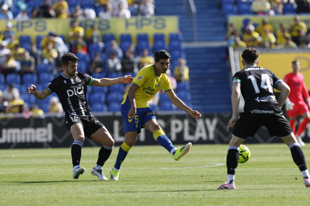 El lateral derecho de la Unión Deportiva Las Palmas fue amonestado este sábado contra el Burgos y vuelve a estar apercibido de sanción. Ya se perdió por el mismo motivo el partido contra el Albacete. Riesgo de carencia de jugadores en el lateral diestro de la Unión Deportiva Las Palmas. A la lesión de Viti