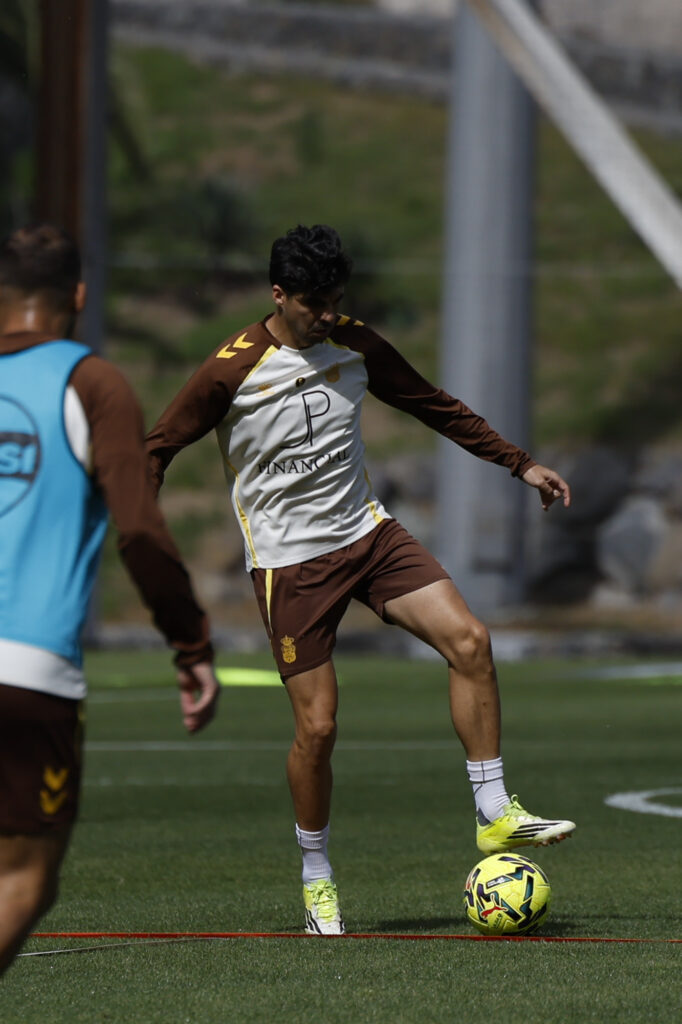 Enrique Clemente entrenamiento | udlaspalmas.NET Enrique Clemente compareció este jueves en rueda de prensa para analizar la actualidad amarilla y destacar la importancia del partido de este domingo contra el Eibar en Ipurua. Segundo día de trabajo en la Ciudad Deportiva de Barranco Seco, pero antes de ello, Enrique Clemente compareció en la sala de prensa, destacando la importancia del