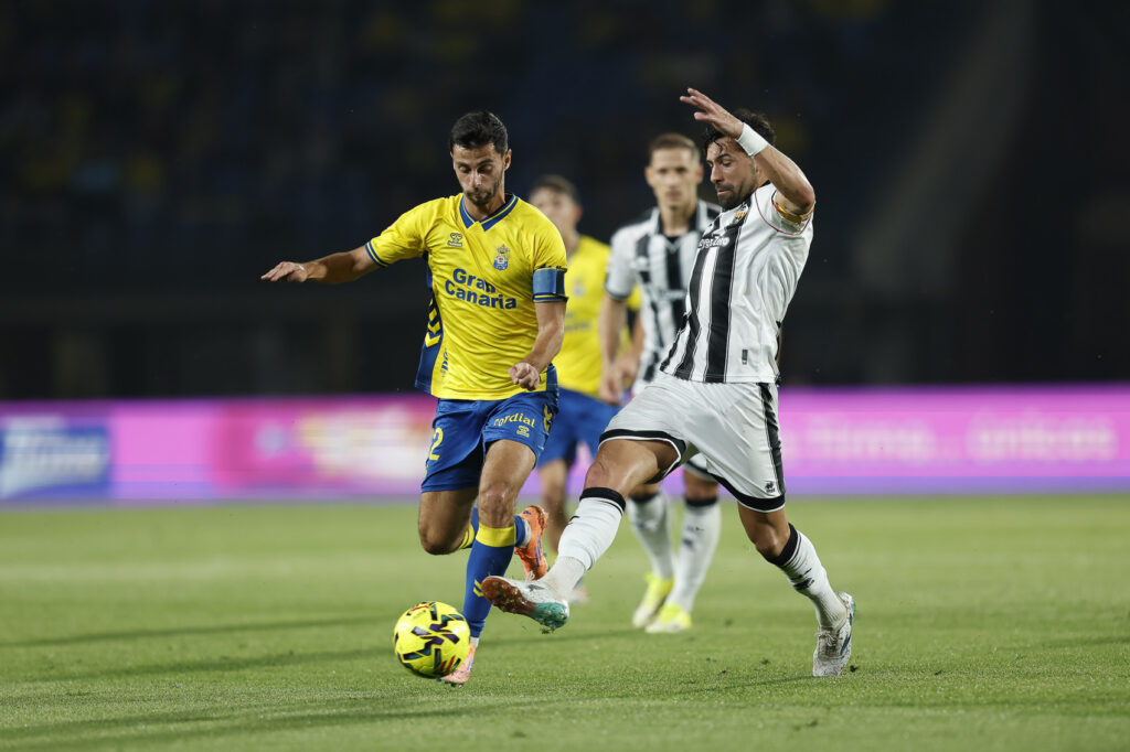 La Unión Deportiva Las Palmas no realizó su partido más brillante pero llegó al descuento por delante en el marcador y con un jugador más, pero aún así fue incapaz de cortar la dinámica de resultados, que ya suma siete partidos consecutivos sin ganar. Jesé Rodríguez adelantó a los amarillos. Sandro Ramírez reapareció en los