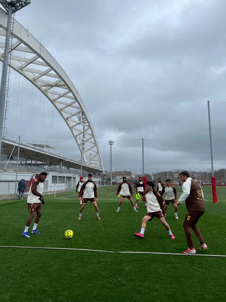 El conjunto grancanario se ejercitó este sábado en las instalaciones del Athletic Club para terminar de preparar el partido de este domingo contra el Club Deportivo Mirandés. La expedición de la Unión Deportiva Las Palmas ya está al completo en la península. El conjunto grancanario comenzó en la tarde de este viernes el desplazamiento y
