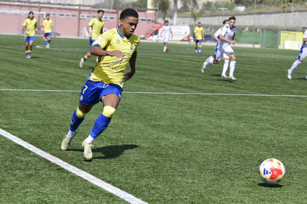 El conjunto grancanario no realizó su partido más brillante pero fue capaz de volver a ganar al Tenerife y aumentar a cuatro puntos más golaverage la diferencia respecto al conjunto blanquiazul. Adriel Monzón adelantó a los amarillos en la primera parte y Enaitz Hernández dio la victoria en el descuento. Un único cambio realizó Héctor