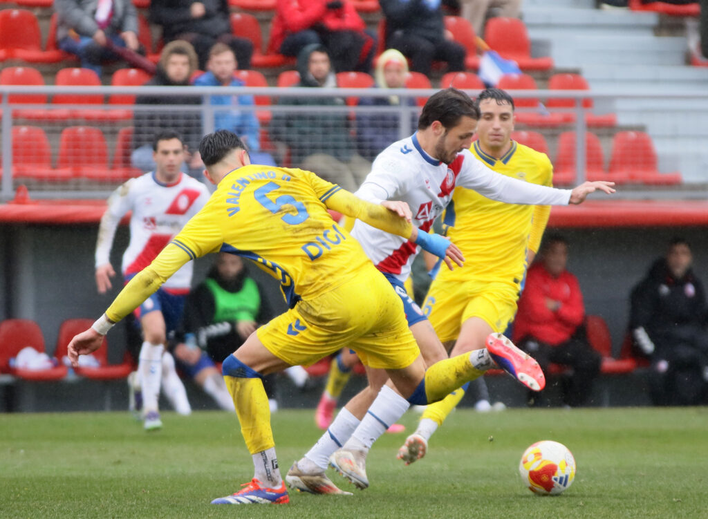 El conjunto grancanario consiguió un valioso empate en casa del líder de la categoría. Iván Medina volvió a ser clave en el equipo amarillo, que se quedó con la miel en los labios de conseguir los tres puntos.