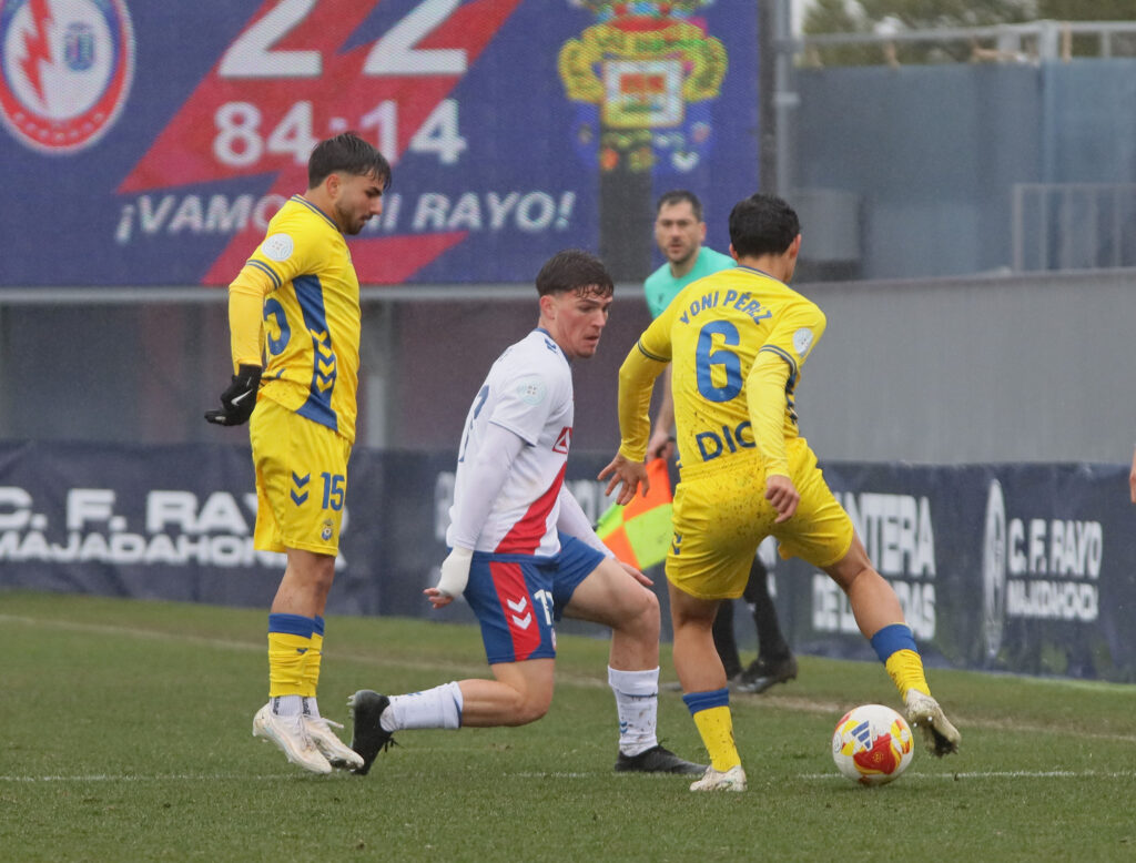 El conjunto grancanario consiguió un valioso empate en casa del líder de la categoría. Iván Medina volvió a ser clave en el equipo amarillo, que se quedó con la miel en los labios de conseguir los tres puntos.