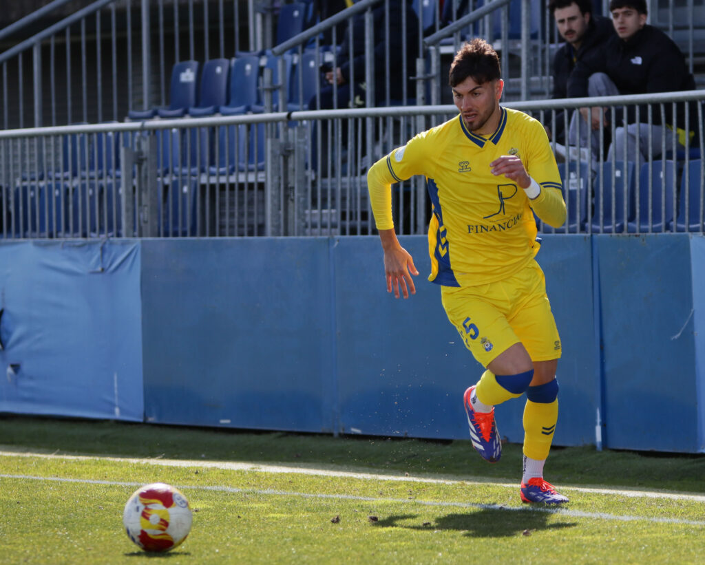 Las Palmas Atlético consiguió un valioso punto en el encuentro de este domingo contra el Fuenlabrada gracias a un gol de Sergio Rivarés en el tiempo de descuento. Vea las mejores fotos de Jorge Collado para udlaspalmas.NET.
