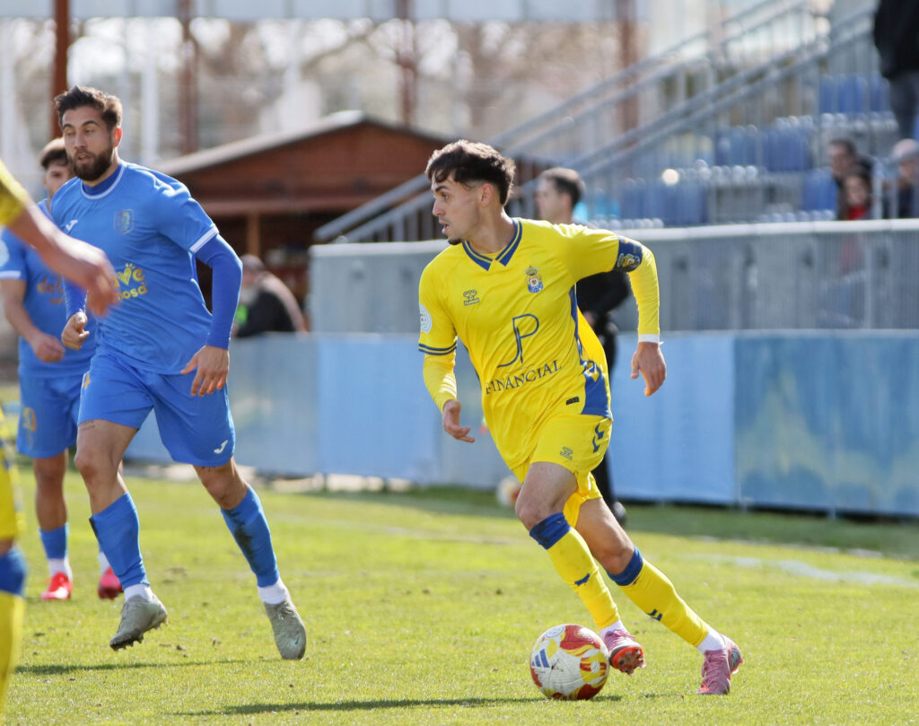 Las Palmas Atlético consiguió un valioso punto en el encuentro de este domingo contra el Fuenlabrada gracias a un gol de Sergio Rivarés en el tiempo de descuento. Vea las mejores fotos de Jorge Collado para udlaspalmas.NET.