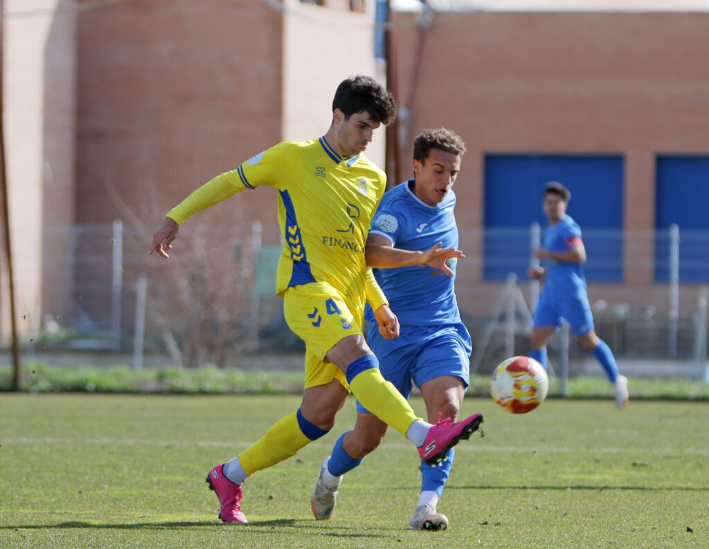 Las Palmas Atlético consiguió un valioso punto en el encuentro de este domingo contra el Fuenlabrada gracias a un gol de Sergio Rivarés en el tiempo de descuento. Vea las mejores fotos de Jorge Collado para udlaspalmas.NET.