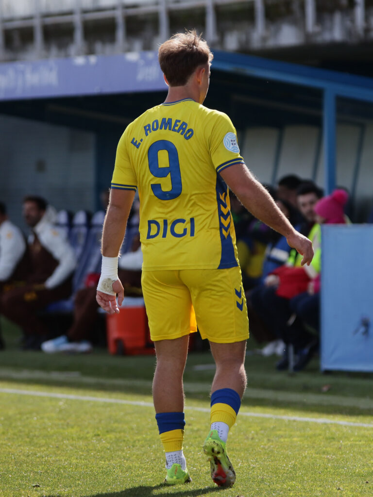 Las Palmas Atlético consiguió un valioso punto en el encuentro de este domingo contra el Fuenlabrada gracias a un gol de Sergio Rivarés en el tiempo de descuento. Vea las mejores fotos de Jorge Collado para udlaspalmas.NET.