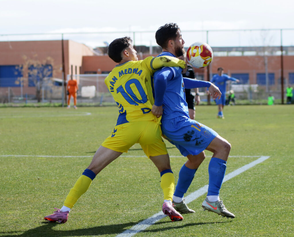 Las Palmas Atlético consiguió un valioso punto en el encuentro de este domingo contra el Fuenlabrada gracias a un gol de Sergio Rivarés en el tiempo de descuento. Vea las mejores fotos de Jorge Collado para udlaspalmas.NET.