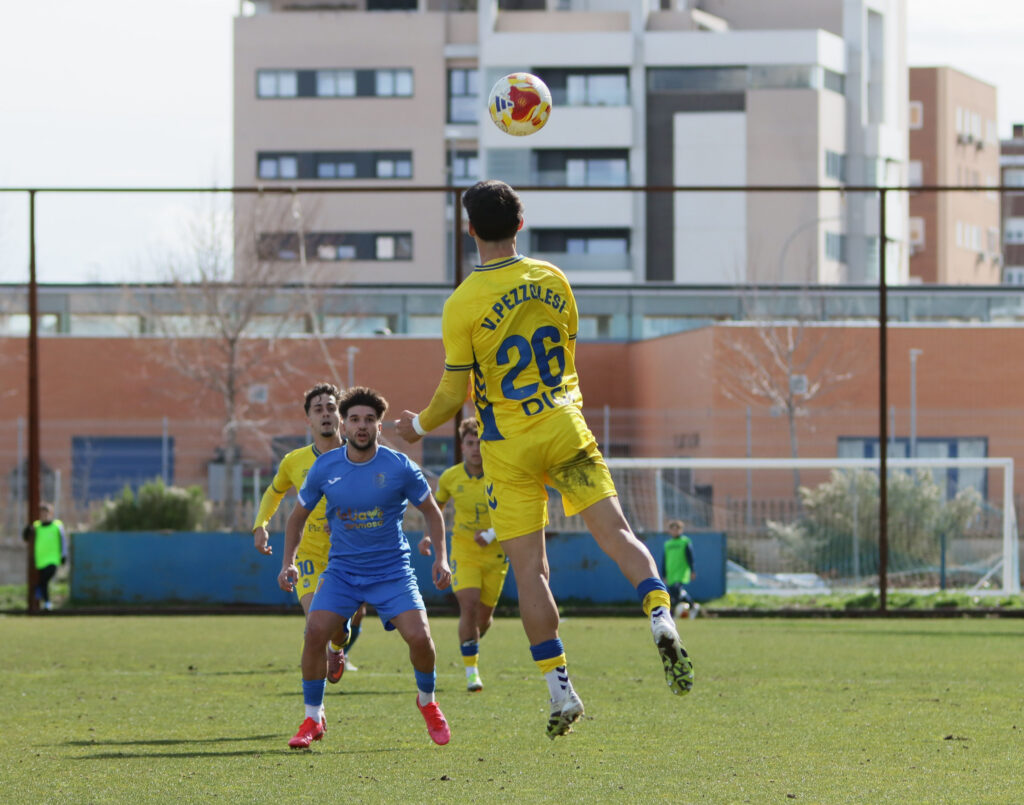 Las Palmas Atlético consiguió un valioso punto en el encuentro de este domingo contra el Fuenlabrada gracias a un gol de Sergio Rivarés en el tiempo de descuento. Vea las mejores fotos de Jorge Collado para udlaspalmas.NET.