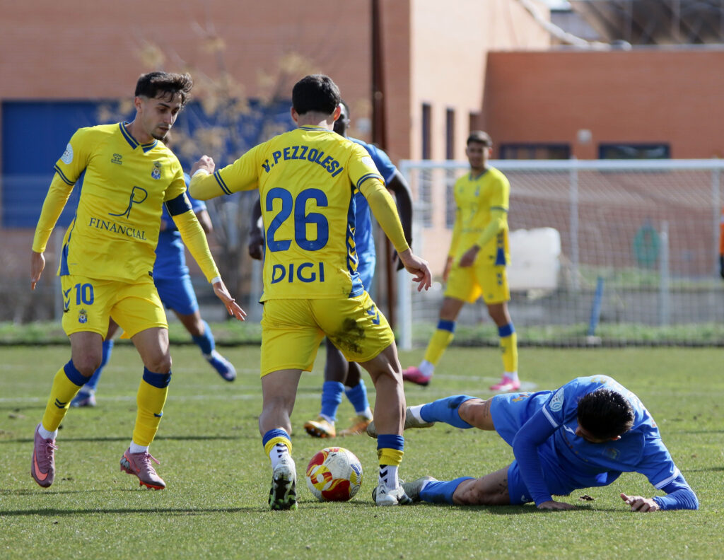 Las Palmas Atlético consiguió un valioso punto en el encuentro de este domingo contra el Fuenlabrada gracias a un gol de Sergio Rivarés en el tiempo de descuento. Vea las mejores fotos de Jorge Collado para udlaspalmas.NET.