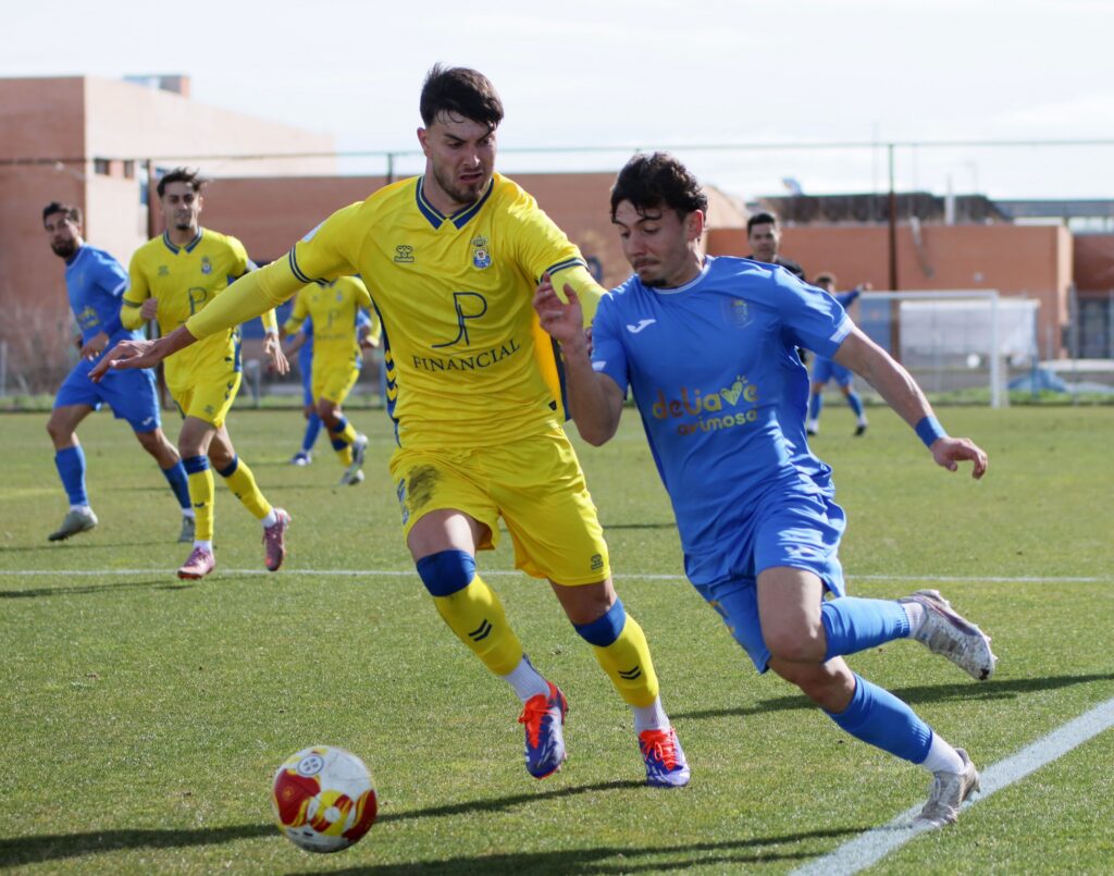 IMG_3893 | udlaspalmas.NET Sergio Rivarés envió el balón al fondo de la red en el tiempo de descuento para dar un meritorio punto a Las Palmas Atlético ante un rival directo como el Fuenlabrada, que se había adelantado en la segunda parte. Un único cambio realizó Raúl Martín respecto al empate del pasado domingo contra el Coria. Los