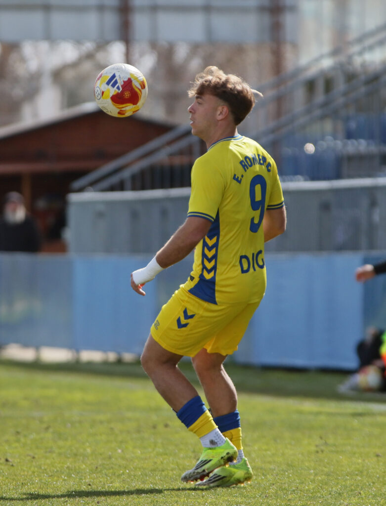 Las Palmas Atlético consiguió un valioso punto en el encuentro de este domingo contra el Fuenlabrada gracias a un gol de Sergio Rivarés en el tiempo de descuento. Vea las mejores fotos de Jorge Collado para udlaspalmas.NET.