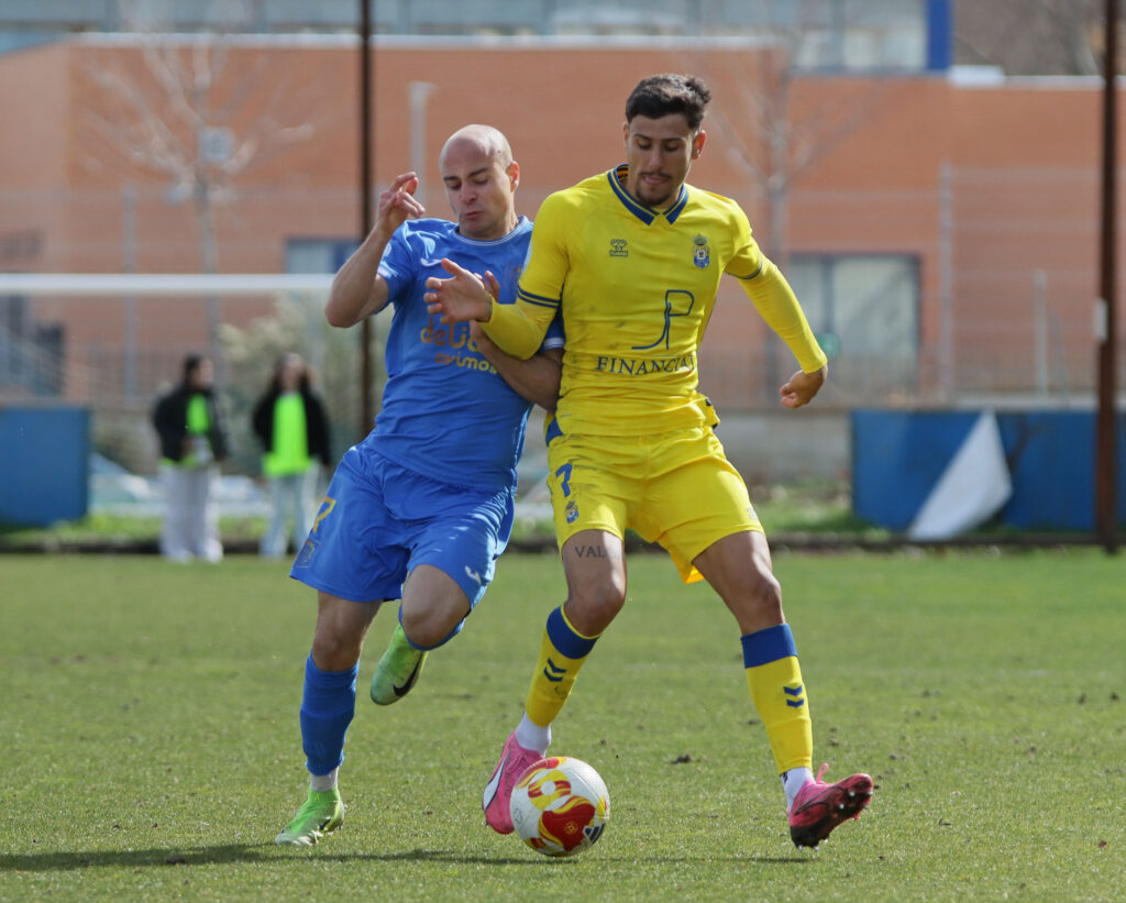 Las Palmas Atlético consiguió un valioso punto en el encuentro de este domingo contra el Fuenlabrada gracias a un gol de Sergio Rivarés en el tiempo de descuento. Vea las mejores fotos de Jorge Collado para udlaspalmas.NET.