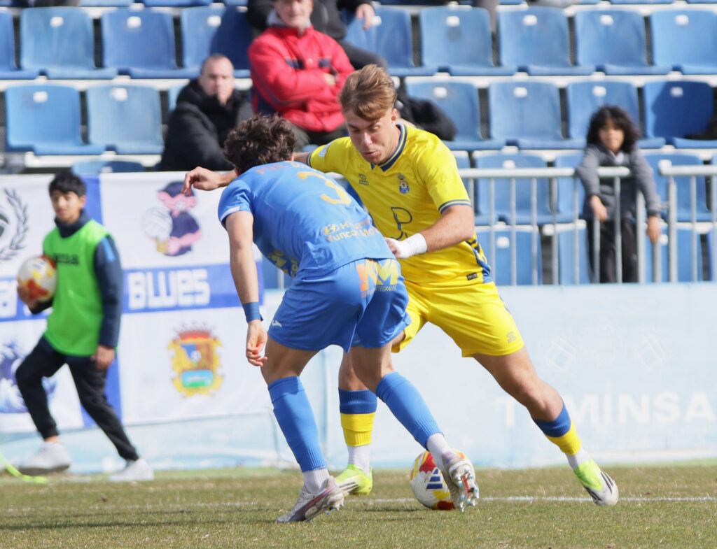 Las Palmas Atlético consiguió un valioso punto en el encuentro de este domingo contra el Fuenlabrada gracias a un gol de Sergio Rivarés en el tiempo de descuento. Vea las mejores fotos de Jorge Collado para udlaspalmas.NET.