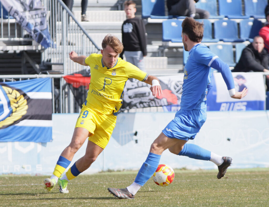 IMG_4180 | udlaspalmas.NET Sergio Rivarés envió el balón al fondo de la red en el tiempo de descuento para dar un meritorio punto a Las Palmas Atlético ante un rival directo como el Fuenlabrada, que se había adelantado en la segunda parte. Un único cambio realizó Raúl Martín respecto al empate del pasado domingo contra el Coria. Los