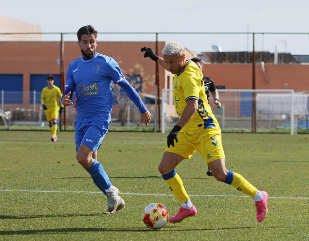 Las Palmas Atlético consiguió un valioso punto en el encuentro de este domingo contra el Fuenlabrada gracias a un gol de Sergio Rivarés en el tiempo de descuento. Vea las mejores fotos de Jorge Collado para udlaspalmas.NET.