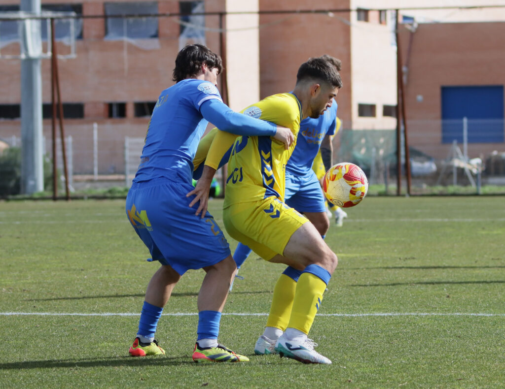 Las Palmas Atlético consiguió un valioso punto en el encuentro de este domingo contra el Fuenlabrada gracias a un gol de Sergio Rivarés en el tiempo de descuento. Vea las mejores fotos de Jorge Collado para udlaspalmas.NET.