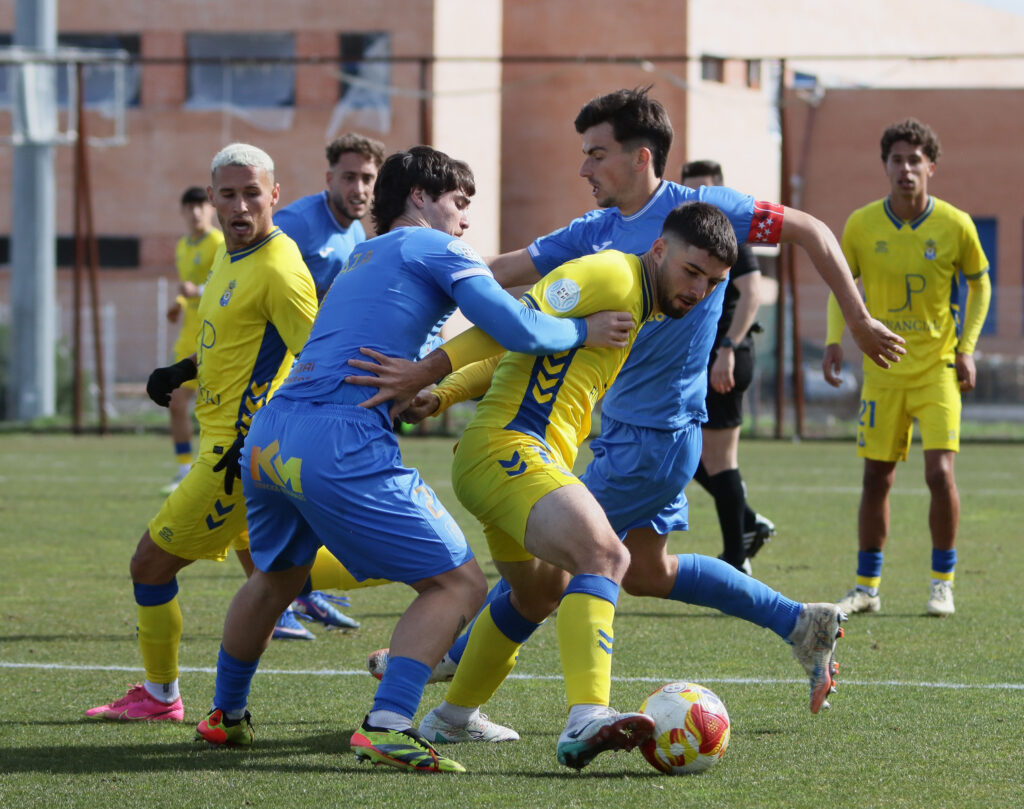 Las Palmas Atlético consiguió un valioso punto en el encuentro de este domingo contra el Fuenlabrada gracias a un gol de Sergio Rivarés en el tiempo de descuento. Vea las mejores fotos de Jorge Collado para udlaspalmas.NET.