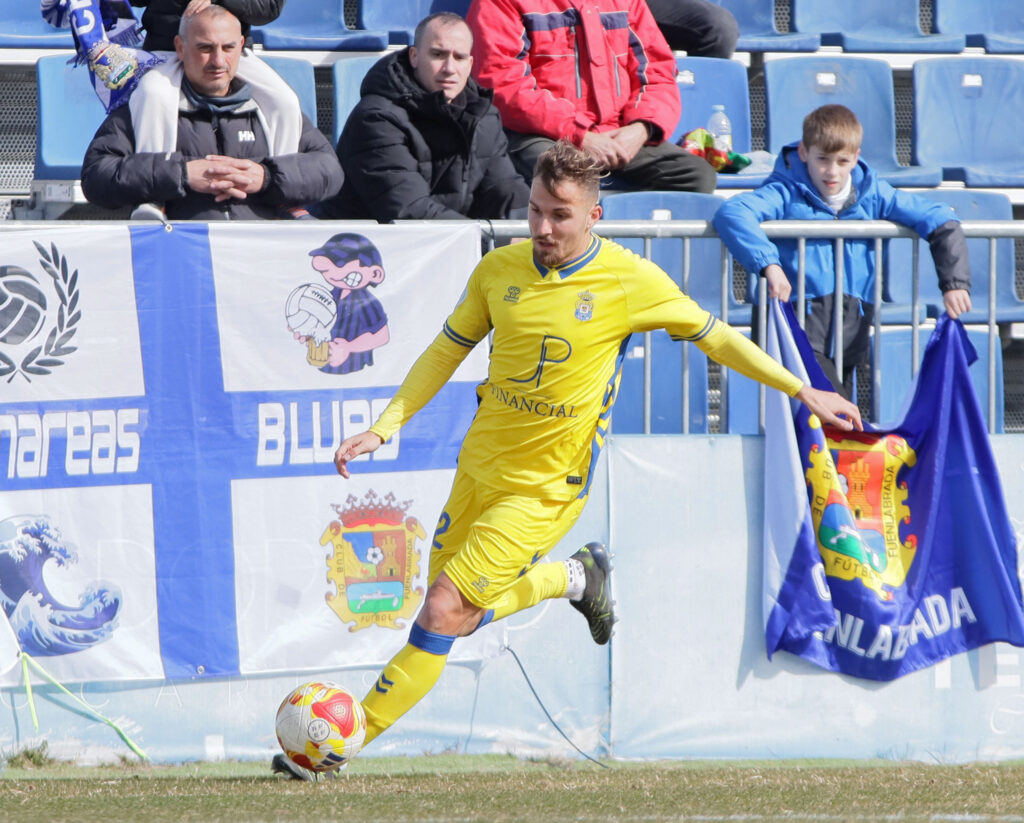 Las Palmas Atlético consiguió un valioso punto en el encuentro de este domingo contra el Fuenlabrada gracias a un gol de Sergio Rivarés en el tiempo de descuento. Vea las mejores fotos de Jorge Collado para udlaspalmas.NET.