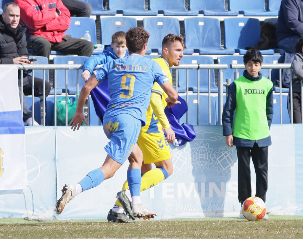 Las Palmas Atlético consiguió un valioso punto en el encuentro de este domingo contra el Fuenlabrada gracias a un gol de Sergio Rivarés en el tiempo de descuento. Vea las mejores fotos de Jorge Collado para udlaspalmas.NET.