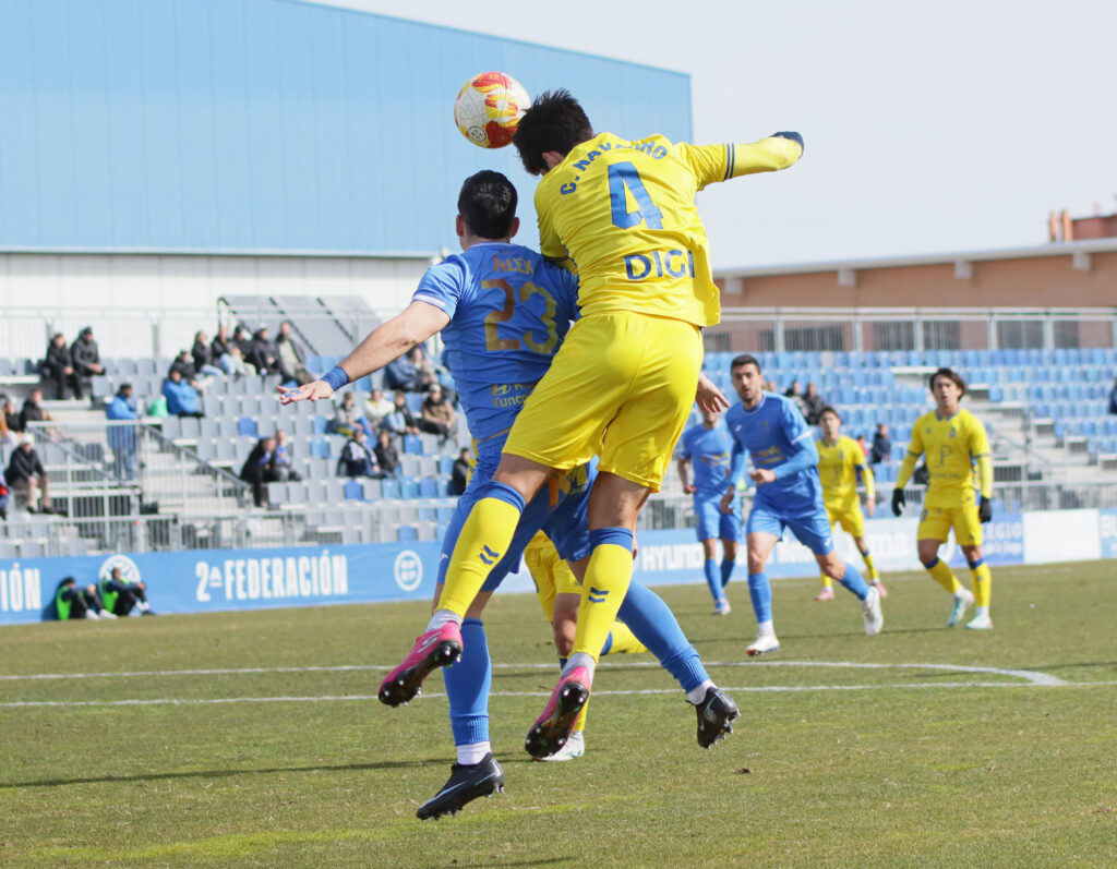 Las Palmas Atlético consiguió un valioso punto en el encuentro de este domingo contra el Fuenlabrada gracias a un gol de Sergio Rivarés en el tiempo de descuento. Vea las mejores fotos de Jorge Collado para udlaspalmas.NET.