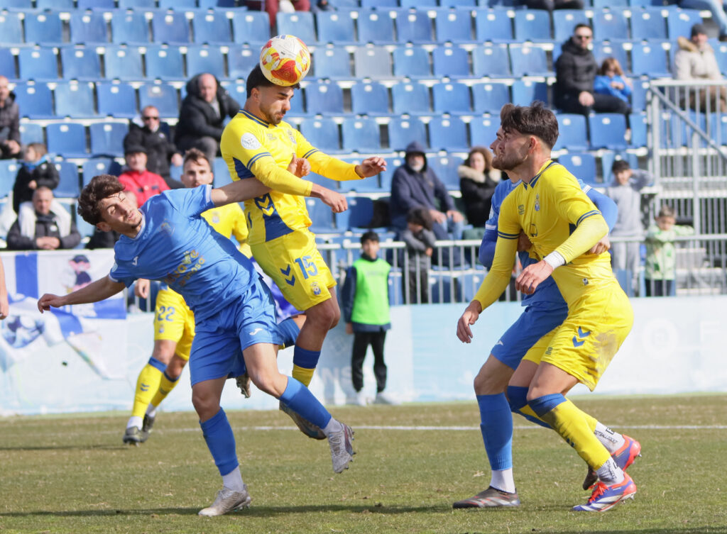 Las Palmas Atlético consiguió un valioso punto en el encuentro de este domingo contra el Fuenlabrada gracias a un gol de Sergio Rivarés en el tiempo de descuento. Vea las mejores fotos de Jorge Collado para udlaspalmas.NET.