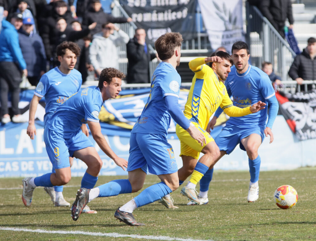 Las Palmas Atlético consiguió un valioso punto en el encuentro de este domingo contra el Fuenlabrada gracias a un gol de Sergio Rivarés en el tiempo de descuento. Vea las mejores fotos de Jorge Collado para udlaspalmas.NET.