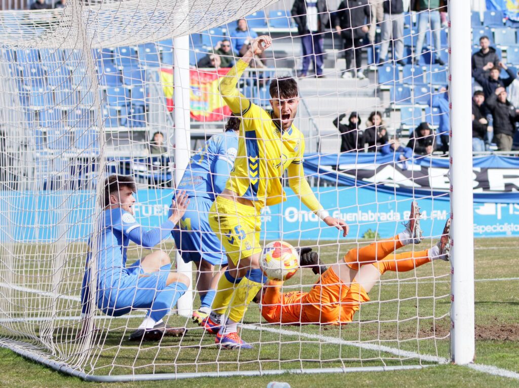 Las Palmas Atlético consiguió un valioso punto en el encuentro de este domingo contra el Fuenlabrada gracias a un gol de Sergio Rivarés en el tiempo de descuento. Vea las mejores fotos de Jorge Collado para udlaspalmas.NET.