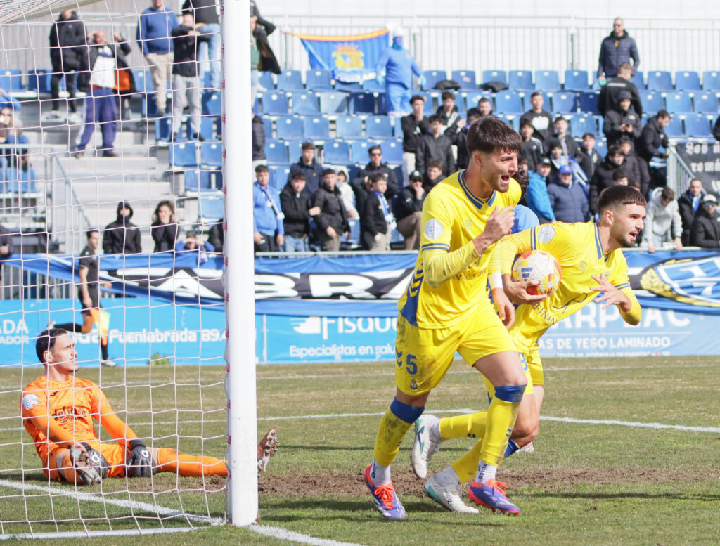Las Palmas Atlético consiguió un valioso punto en el encuentro de este domingo contra el Fuenlabrada gracias a un gol de Sergio Rivarés en el tiempo de descuento. Vea las mejores fotos de Jorge Collado para udlaspalmas.NET.